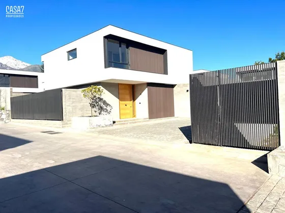 Casa En Venta De 3 Dorm. En Las Condes