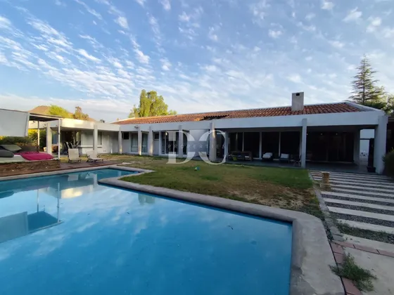 Casa En Venta De 5 Dorm. En Colina