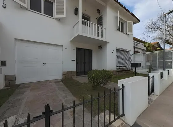 Casa En Venta De 3 Dormitorios - Garage - Jardin - En Barrio Parque Cornelio Saavedra