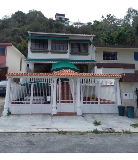 Se Vende Cómoda Y Amplia Casa En La Trinidad. (r.o)