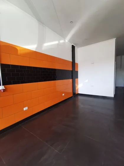 Excelente Local Comercial En Concurrido Strip Center 
