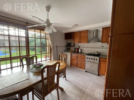 Venta De Casa 5 Ambientes Con  Piscina Y Cochera En Barrio Parque,bernal