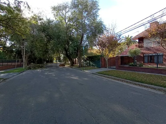 Venta Terreno Con Construcción De Diseño, Barrio Bosque Alegre