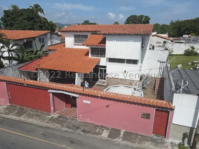 Maritza Lucena Vende Una Casa Para Remodelar A Tu Gusto Al Este De Barquisimeto, Bella Cocina, Área De Servicio, Amplias Habitaciones.