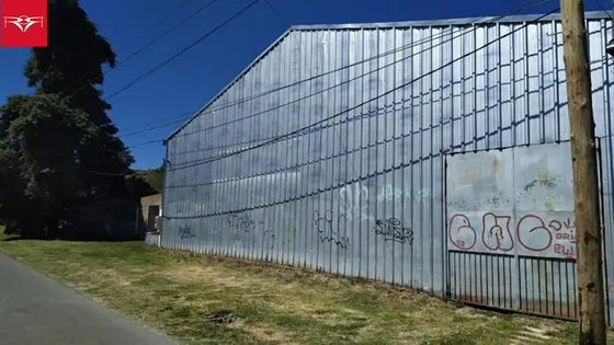 Venta De Galpón En Gonnet (25 Y 483)