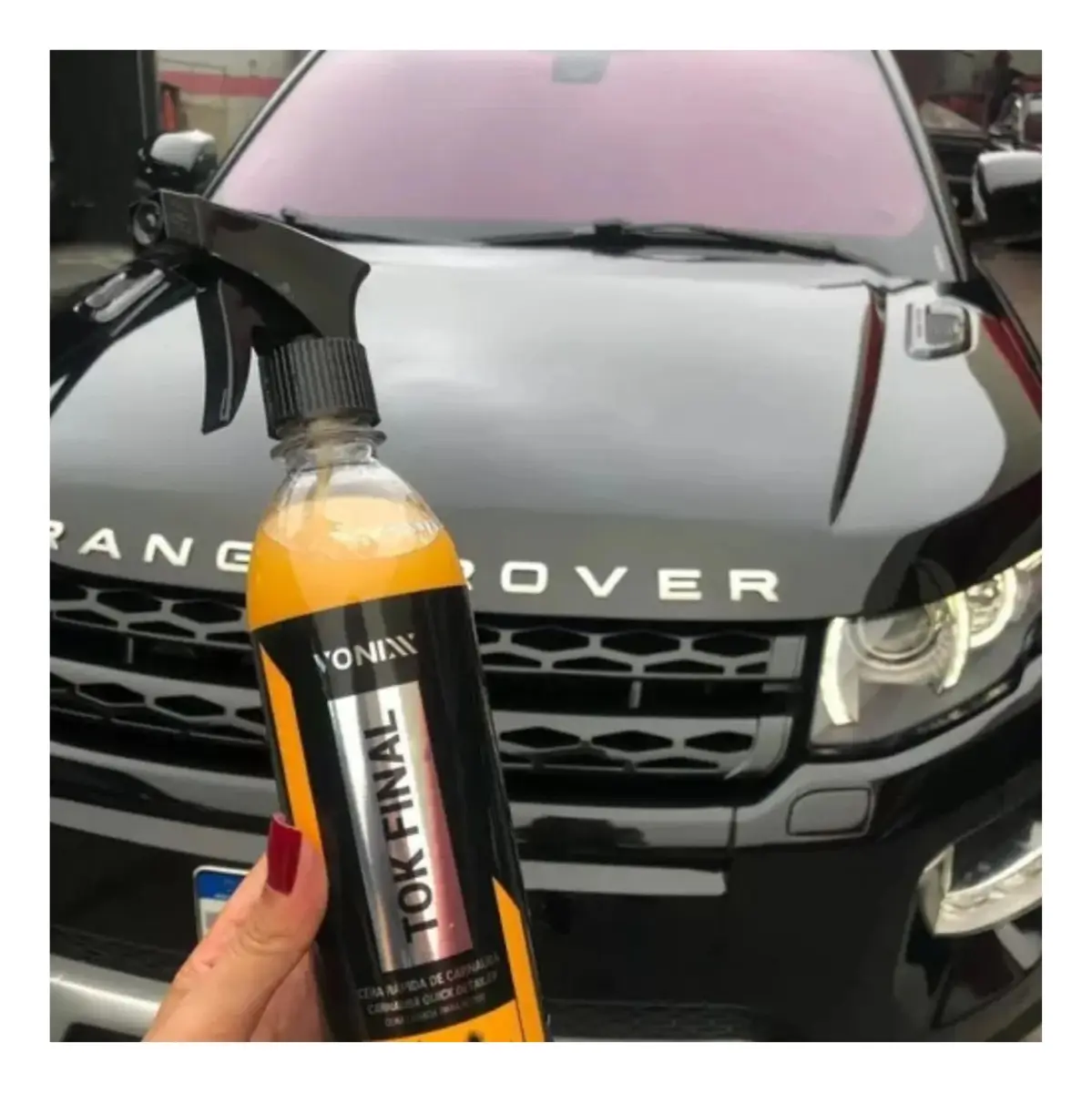 Mão segurando um frasco do produto TOK FINAL da Vonix, uma cera rápida em spray, em frente a um capô preto de um Range Rover.