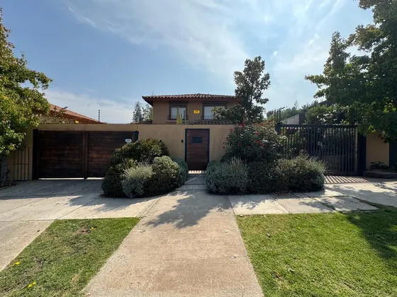 Hermosa Casa En Sector De La Dehesa