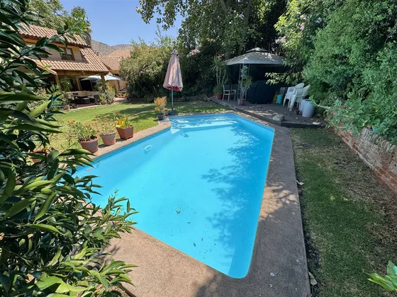 Casa En Venta De 5 Dorm. En Huechuraba