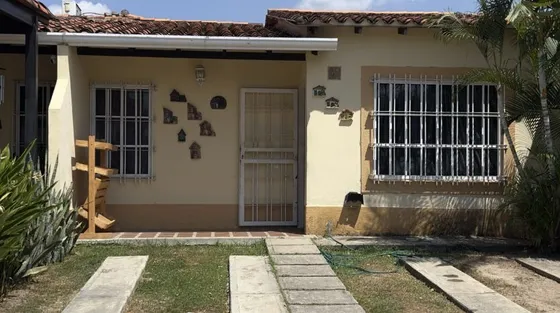 Casa En Valle De Oro, San Diego. Luisa Mezones Vende.