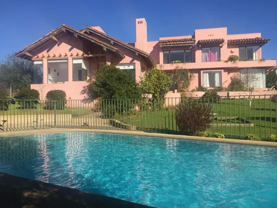 Hermosa Casa Familiar En Maravilloso Entorno