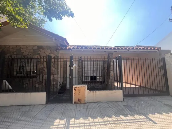 Excelente Chalet Con Galpon Con Entrada Independiente!