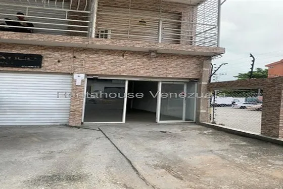 Local En Alquiler En Pleno Centro De Cabudare. A Pie De Calle Zona De Alto Trafico Peatonal Y Vehicular, Ideal Para Cualquier Actividad Económica.  Mls #25-23126 Pm