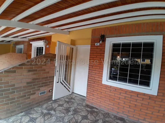 Casa Tipo Townhouse En Venta Los Jarales San Diego.  Luis Quiroz 24-19053