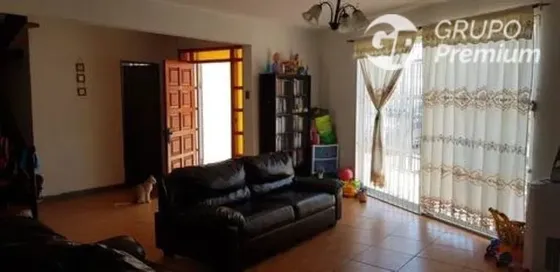 Casa En Venta De 4 Dorm. En Arica