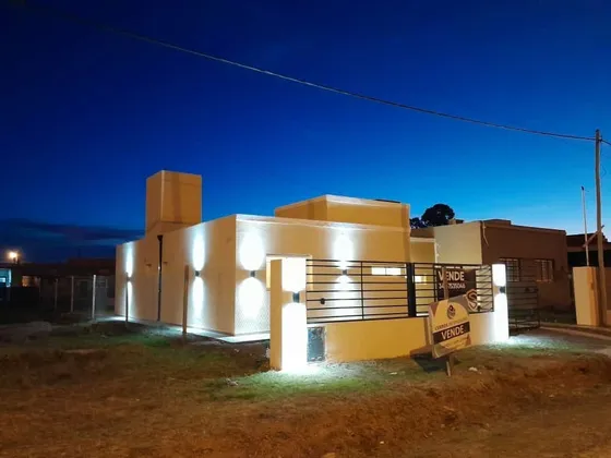 Casa A Estrenar, Piscina, Tierra De Sueños 3, Roldán, Unica.