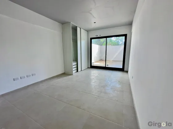 Monoambiente Con Patio En Villa Del Parque En Venta.
