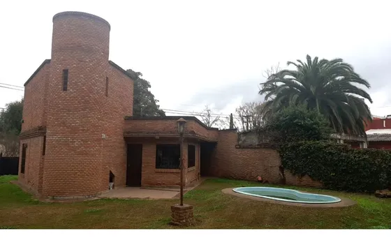  Preciosa Casa De 2 Dormitorios, Lumin., Amplia, Con Cochera Y Jardín Con Pileta