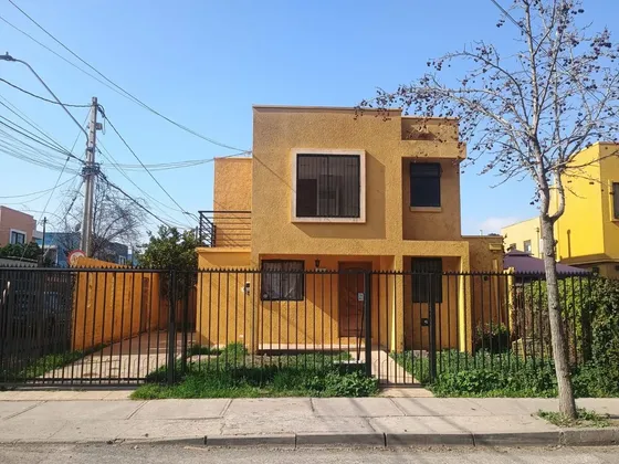 Linda Y Cómoda Casa De Dos Pisos Calle Las Rosas , Maipú