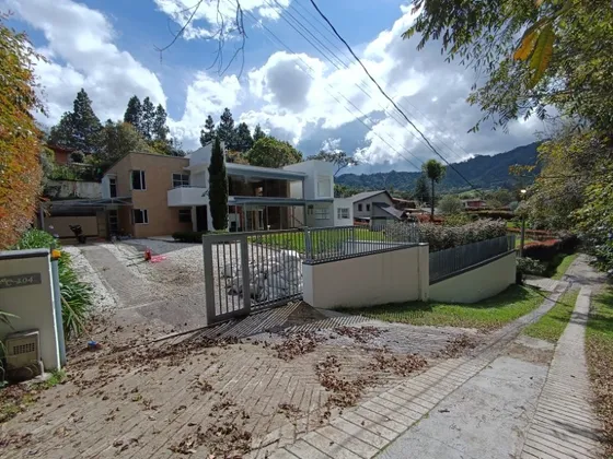 Casa En Venta Ubicada En Envigado Sector Loma Del Escobero (26198).