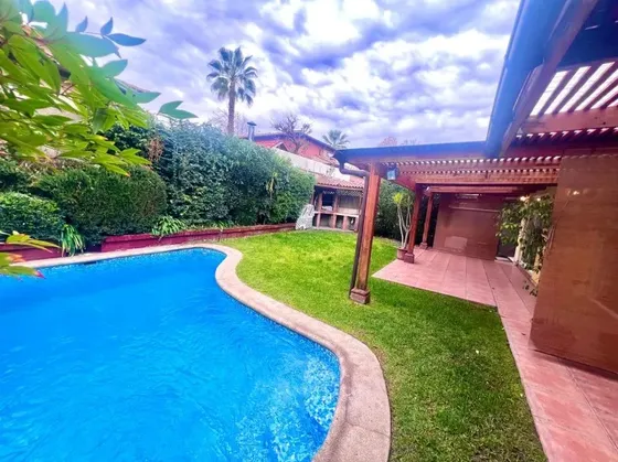 Casa 4d/4b Con Piscina En Peñalolén | 40 Uf