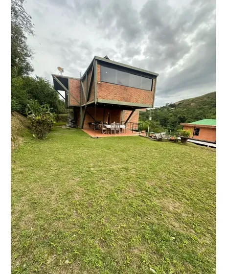 Vendo Casa C/jardin En Calle Cerrada 337m2 Villanueva Del Hatiilo 9005