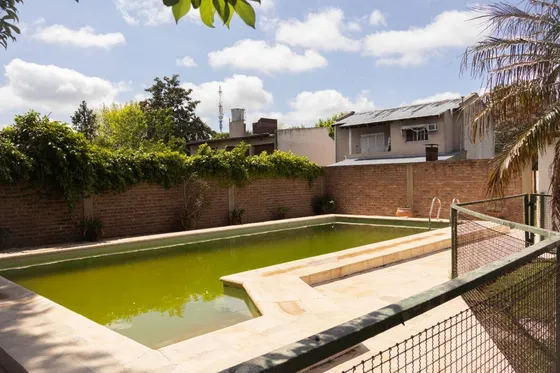 Casa Con Amplio Parque Y Pileta En Venta - Gonnet