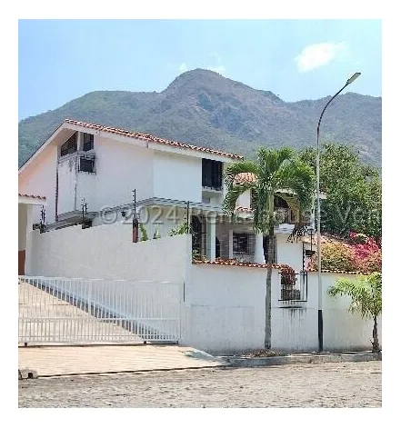Elegante Casa Estilo Colonial En Calle Privada Urb. El Castaño 24-24726
