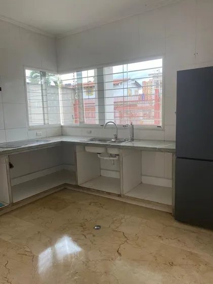 En Venta-quinta Urb.  Las Chimeneas Vigilancia Privada 56-25
