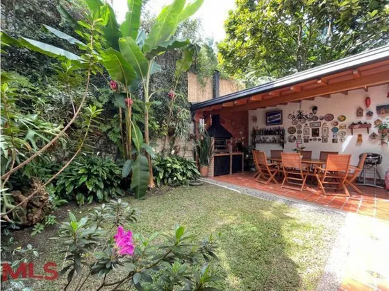 Hermosa Casa Con Amplias Zonas En Sector San Lucas(mls#241011)