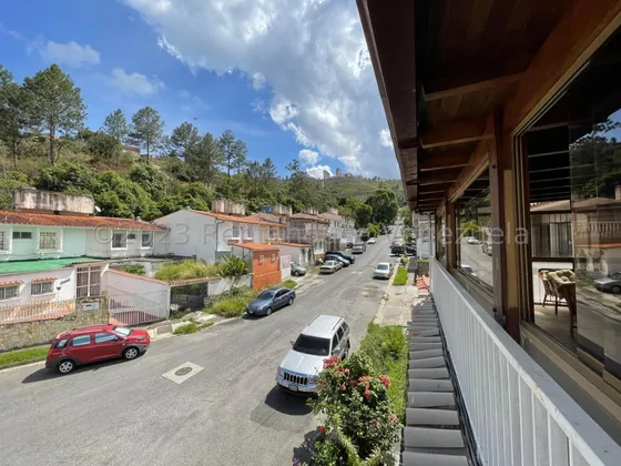 Baruta !! Hermosa Quinta, Cómoda Y Extraordinariamente Bien Conservada, 133 M2 Terreno, 274 M2 Construcción, 3 Hab., 3 Baños, Bella Terraza Techada, Áreas De Servicio Y Mucho Más. 