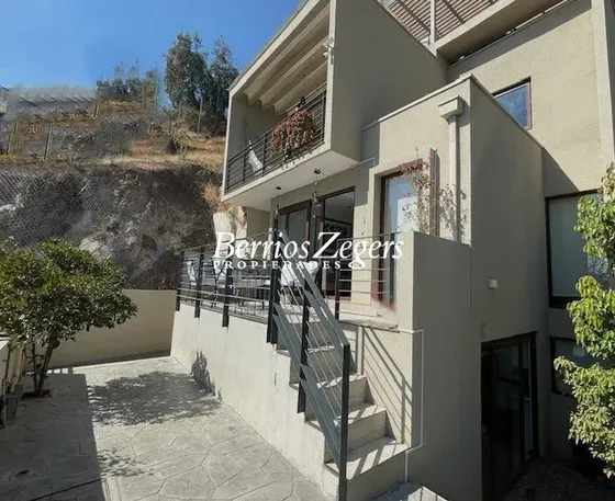 Casa Mediterránea En Condominio En Arriendo . Lo Barnechea.