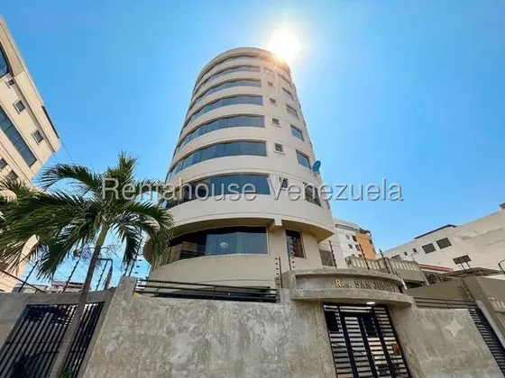 Cómodo Y Moderno Apartamento En Venta En Estupendo Edificio De Sólida Construcción, Con Impecable Decoración, 3 P/e Y 2 Maleteros 27-2010 Hc