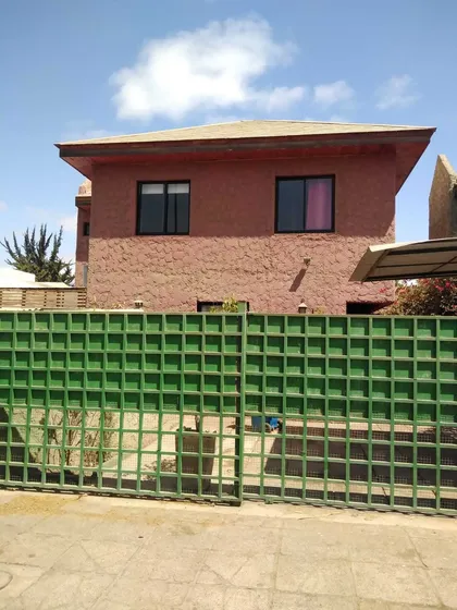 Amplia Casa Con Piscina En Sector Exclusivo (140027)