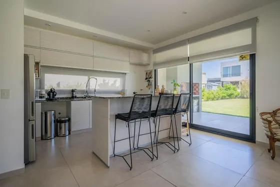 Se Vende  Casa De 6 Ambientes - Barrio Privado - Lote Interno - Acacias - Escobar.