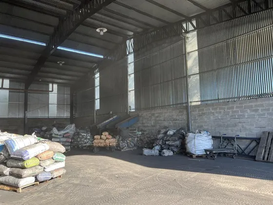 Depósito Desarrollado Sobre Un Lote En Esquina De 1.370 M2, 9 De Abril