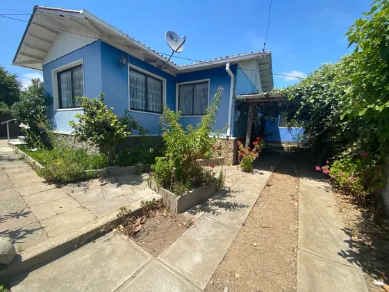 Se Vende Casa Con Cabaña En Algarrobo Centro.