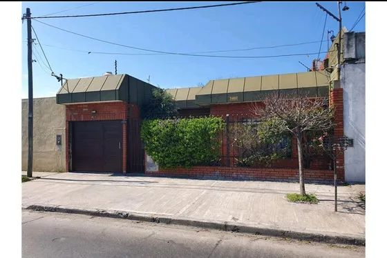 Casa En Venta - 3 Dormitorios 2 Baños 2 Cocheras - 270mts2 - San Justo
