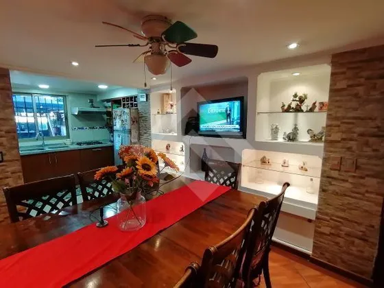 Casa En Venta De 4 Dorm. En Maipú