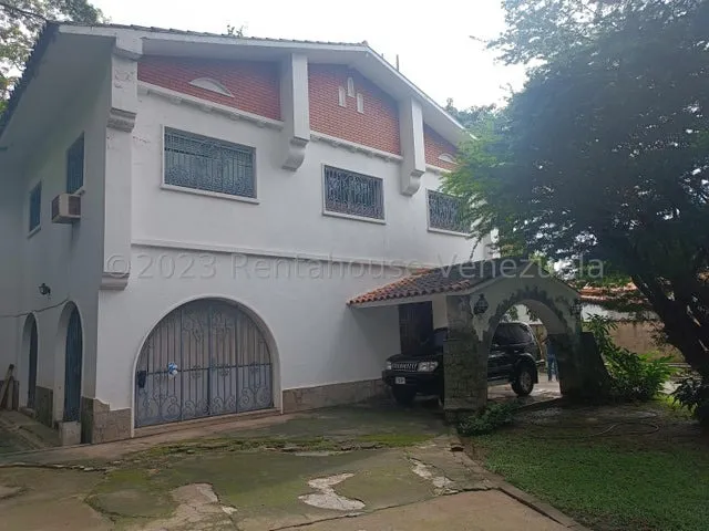Espectacular Casa En Venta A Remodelar En Una De Las Mejores Calles De La Urbanización Country Club 24-21160