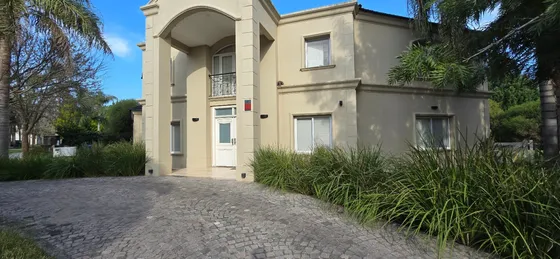 Espectacular Casa En Venta De 5 Dormitorios En Campos De Alvarez