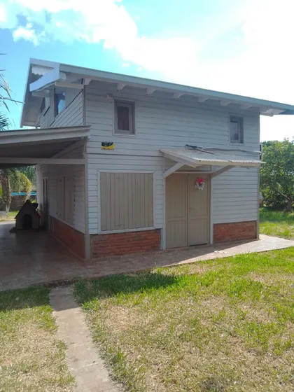 Casa Amplio Terreno Barrio Los Lapachos, Posadas. Casa Duplex Con Pileta, Galeria, Habitación Loft