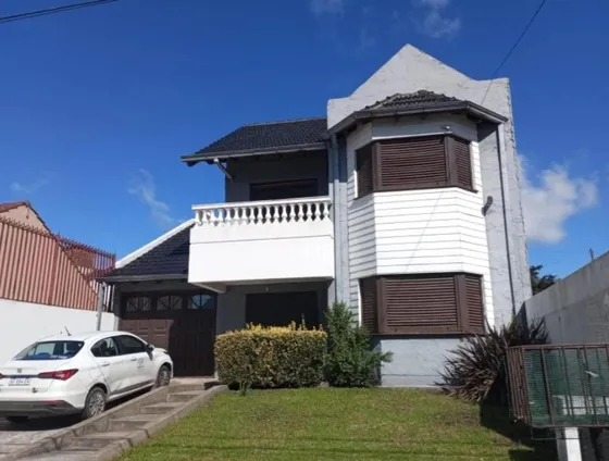 Casa En Venta - 4 Dormitorios 2 Baños - Punta Mogotes