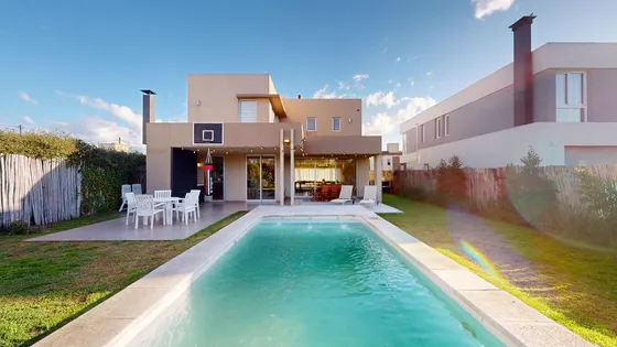 Casa En Venta Barrio Las Cañitas De 4 Dormitorios