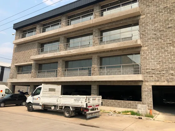 Oficina En Alquiler :: Parque Industrial Moron :: 235m2 