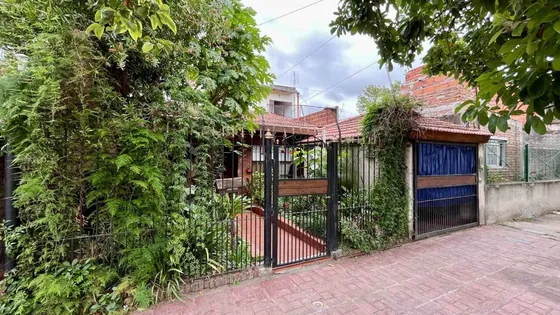 Casa + 2 Departamentos En José Marmol