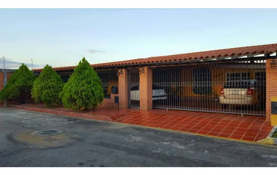 Casa En La Urb. Curagua, Sector Altos Barinas Norte Ve31-001br-rper