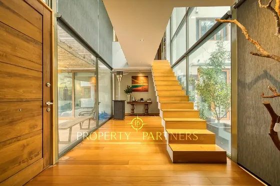 Moderna Casa En Venta Mediterránea Con Segunda Cas...