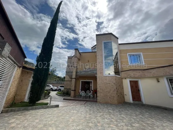 Jip 22-21883. Rent-a-house Vende Lujosa Casa De 2 Niveles De 523 Mts2, 4 Hab, 4 Salas De Baños, 6 P/e. En Urb Santa Rosalia, Cagua