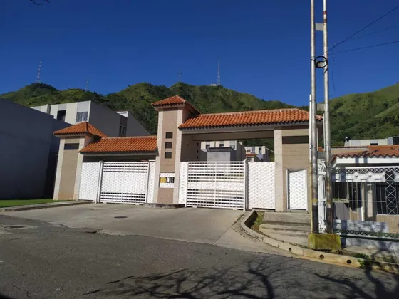 Vende Town House San Diego Cumbres La Esmeralda Yoselin M