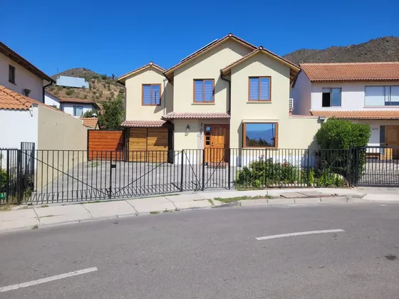 Casa Pudahuel En Ciudad De Los Valles / Condominio